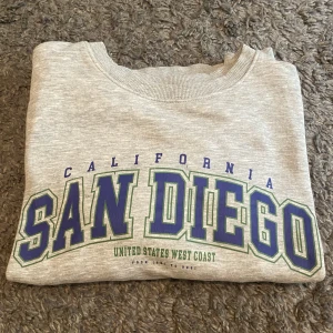 Grå sweatshirt  - Grå sweatshirt från Pull and bear, Inga hål, fläckar eller några dekefter! Använd ett fåtal gånger, säljer pga att den inte används och bara hänger i min garderob :) den är lite mindre i storleken så den skulle kunna passa strl S