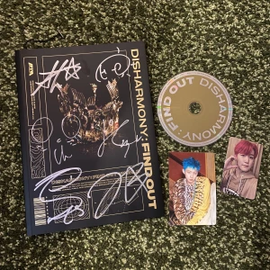 Signerat album- P1Harmony - (TRYCK INTE PÅ KÖP NU) Ett ÄKTA signerat album av kpop gruppen P1Harmony🌟 beställt från Mwave👌 köpare står för frakten, kontakta mig om du vill köpa💌