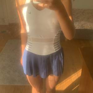 En Nike  paddel/tennisklänning blå och vit 🤍💙storlek Xs/S aldrig använd bara Tästad💙