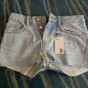 Säljer ett par oanvända shorts i storlek xxs från lager 157
