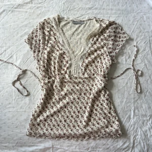 Blommig top - Så söt blommig topp med band i midjan! 🌸🌼🌺