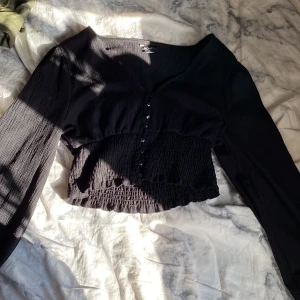 Säljer min MONKL tröja  - Hej, säljer min svarta finare monkl tröja, den är i super bra skick då jag använt den 1 gång. Skriv vid fler bilder på eller vad ni vill ha 💕