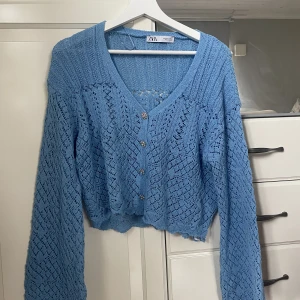 Kofta - söt stickad kofta från zara i strl s🩵knappt använd så jättefint skick