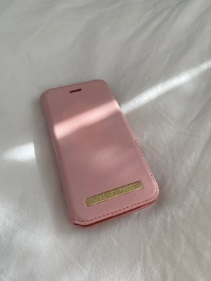 Ideal of Sweden skal iPhone 7 - Använt få gånger. Säljer skalet pågrund av att ingen i min familj längre har en iPhone 7. 