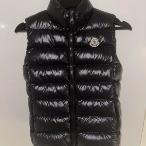 Moncler väst storlek XXS - Säljer min Moncler väst - Ghany Gilet i storlek 00  (xxs,  men som även passar som Xs.   Västen är bara använd vid ett tillfälle, så den i mycket gott skick. 