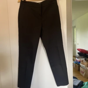 Nya kostymbyxor  - Ej använda kostymbyxor med dragkedja och knapp framtill. Något korta i modellen. Når ner till ankeln på mig som är 166 cm. Supersköna!  Hör gärna av dig vid frågor eller för fler bilder. Köpare står för frakt.