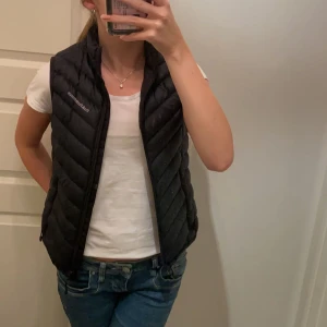 Peak performance väst - Säljer nu den perfekta västen till hösten🍂⚡️🍁Nypris: 2000kr🌟Skriv gärna vid frågor eller för fler bilder!