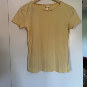 Ljusgul T-shirt  - Ej använd, nyskick! Supermjuk och ej genomskinlig. Hör gärna av dig vid frågor eller för fler bilder. Köpare står för frakt