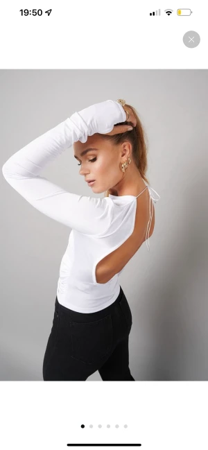 Topp nakd - Super fin topp från nakd x hanna schönberg, knappt aldrig använd🤍 pris kan diskuteras, nypris 349kr