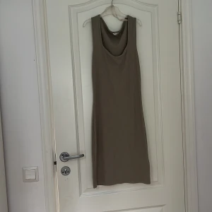 Basic kläning - En basic kläning i bra stick. Inte mycket använd o bra material. Klänningen är från cubus och den är typ knäna.