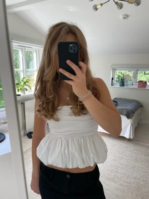Bandeau topp - Säljer denna superfina bandeau topp från zara. Den är i storlek S och finns inte längre kvar att köpa i butik.