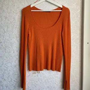 Orange ribbad långärmad tröja från Bik Bok i storlek Large. Fin skurning och en slits vid ärmarna som är en mycket fin detalj. Mjukt material. Säljer pga den aldrig kommer till användning för mig tyvärr.  (Samfrakt: flera produkter i samma frakt)