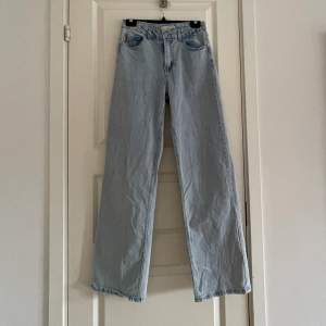 Säljer dessa mid rise jeans från Pernilla Wahlgrens kollektion, säljer pga för små för mig, knappt att de går över rumpan tyvärr🦋