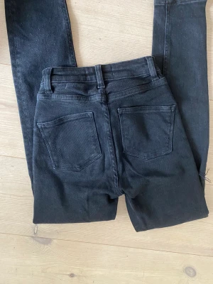 Svarta jeans - Svarta jeans i storlek 32 väldigt fint skick 