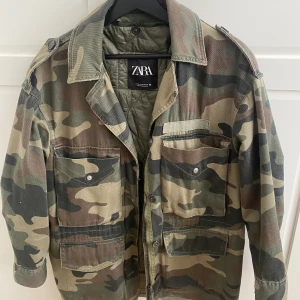Zara jacka  - Militär jacka, Perfekt till hösten och använd en gång💗