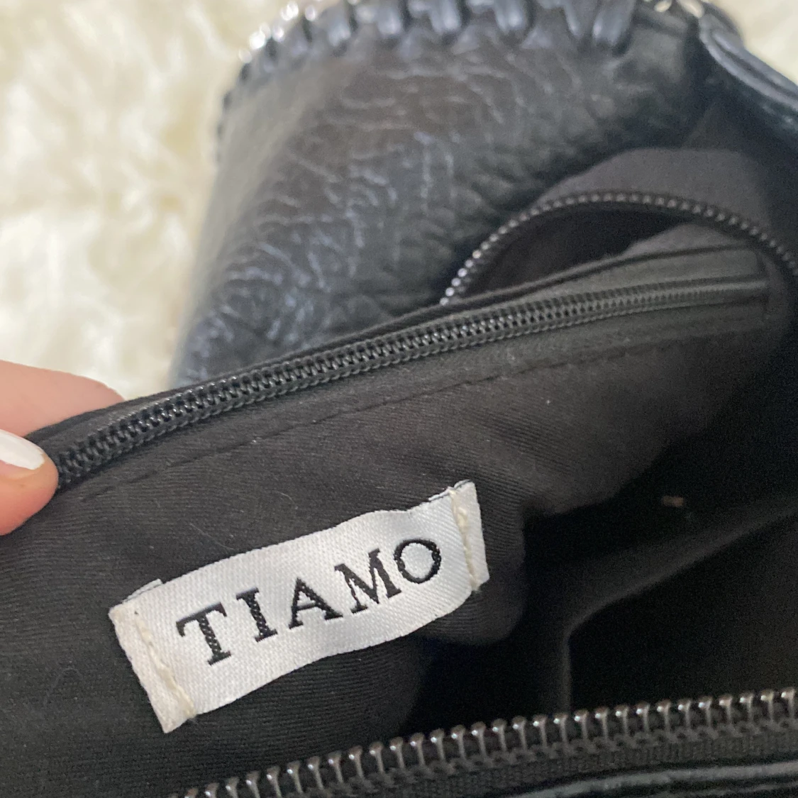 Svart tiamo väska i medium - 91