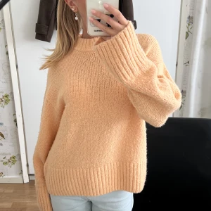 Stickad tröja - Från Ginatricot och i en super fin aprikos färg ❤️‍🔥direktpris:350kr