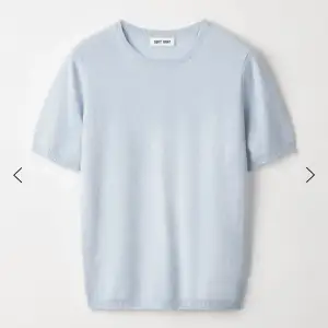SE ANDRA BILDEN FÖR FÄRG Säljer min 100% Kashmir softgoat tshirt som inte säljs längre i den här färgen 🫶 Nypris 1700kr storlek XS inga defekter