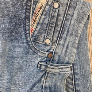 Bootcut Diesel jeans - Assnygga diesel jeans, tyvärr lite missfärgade men fortfarande skit snygga. Säljer pga att de är för små för mig