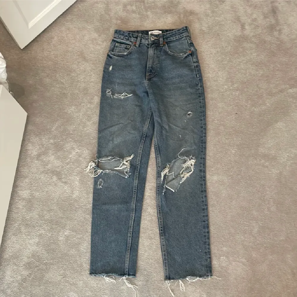Säljer dessa ascoola håliga jeans som är i storlek 32 från zara!❤️. Jeans & Byxor.