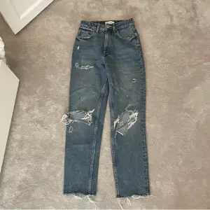 Säljer dessa ascoola håliga jeans som är i storlek 32 från zara!❤️