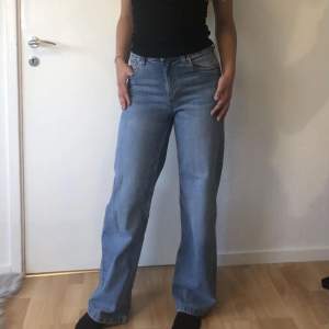 Helt oanvända fina jeans från kappahl med straight fit o bra längd. Justerbara i midjan och storlek 170 men passar storlek 32 -36💙