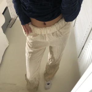 Linnebyxor  - Ett par linnebyxor från Monki. Jag har sytt in byxorna på sidan då de var stora i låren på mig, skriv privat för mått. Storlek xxs! Köparen står för frakten💛