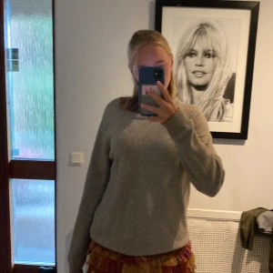 Tröja - Säljer denna trendiga tröja från vila jätte fin tröja i en fin färg. Men säljer då jag inte använder den så mycket 