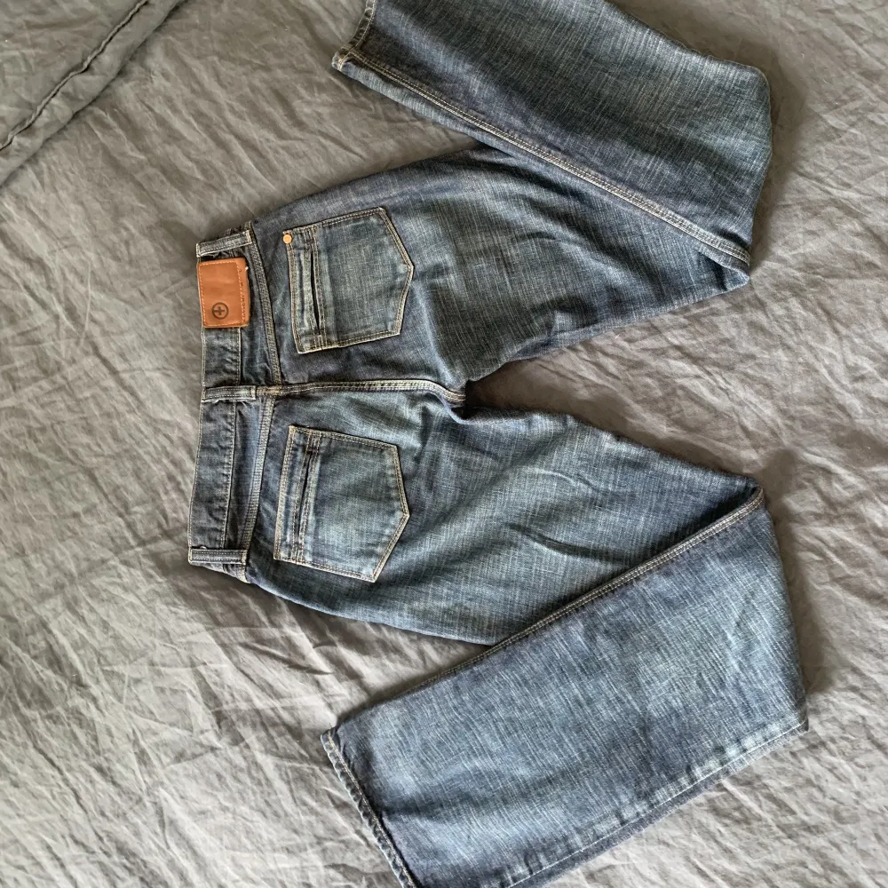 säljer dessa lågmidjade bootcut jeans med röda detaljer i fickorna då de har blivit för små för mig! innebenslängden är 81 cm och tvärs över midjan är de 36 cm🥰. Jeans & Byxor.