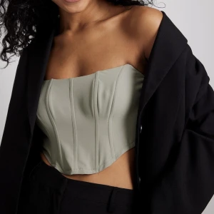 Korsettopp NA-KD  - Jättefin korsettopp men tyvärr för liten för mig!🫶🏼Ganska liten i storleken, Nypris 349 kr, Stl 34, Prislapp finns kvar 