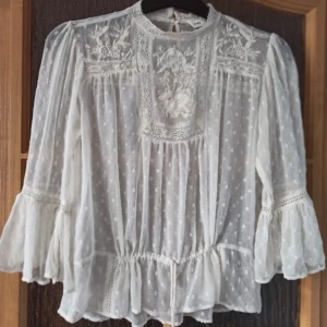 Zara blus  - Söt blus från zara. Superbra skick! Säljer då den inte kommer till användning