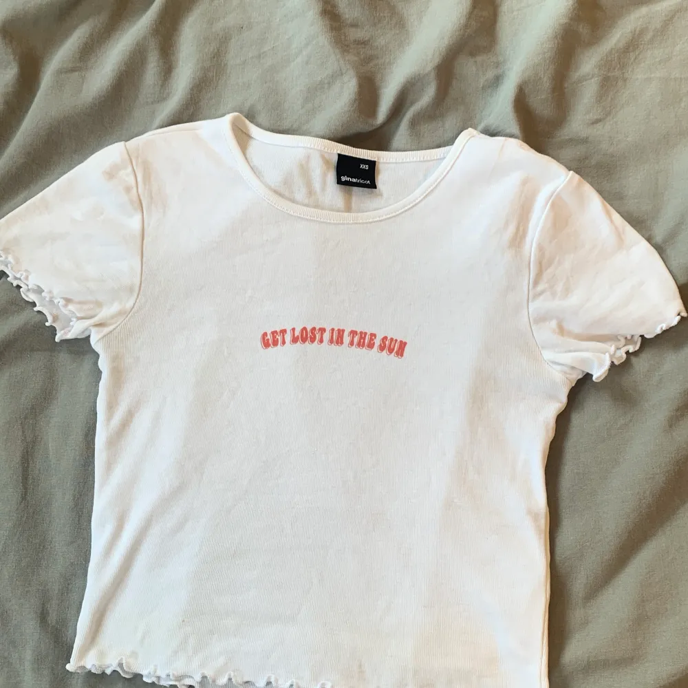 Fin crop top från ginatricot i storlek xxs med texten ’get lost in the sun’. Bara använd ett fåtal gånger. Nypris 180kr (men jag säljer för 20kr!☺️).. T-shirts.
