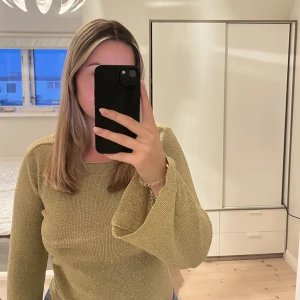 Glittrig topp - Guldglittrig topp från ginatricot, hittas inte på hemsidan. Använd en gång, bra skick. Intressekoll