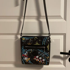 Gucci väska - Hej jag säljer denna Gucci väskan för 2000 kr. Orginalpris på denna är 5000-8000. Den är knappast använd och det finns inga fläckar på den eller nåt. Finns mycket utrymme för att ha saker i väskan och är även snygg. Frakten är grattis. 