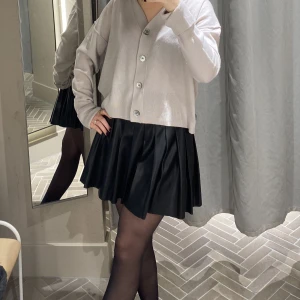 Kjol - Fin volangkjol från zara. Perfekt till hösten!!