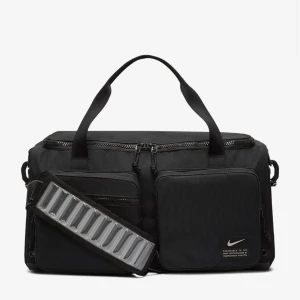 Nike sportväska  - Säljer min nya sportväska från Nike då jag inte gymmar längre - skitsnygg!! Nypris är 550kr