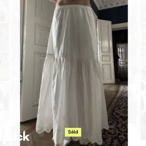 Lång kjol - Säljer igen pågrund av oseriös köpare, super snygg långkjol med små detaljer på nedre delen💗💗