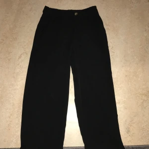 Kostymbyxor  - Säljer mina kostymbyxor då dom blivit för små i midjan för mig och jag tycker att modellen är lite för kort vid smalbenet men jag tycker också att dom är otorligt fina samt att jag är 168
