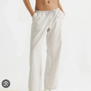 Beiga linnebyxor H&M - Snygga populära lågmidjade linnebyxor i beige med smala ränder🫶 strl XS, bra skick! Har dock ett litet hål längst ner vid högra benet men syns knappt☺️ kontakta för fler bilder!