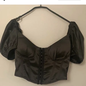 Korsett topp - Säljer denna snygga topp då det inte är min stil!  Köpte den på plick så bilderna är lånade. Tjejen innan hade aldrig använt den och jag har endast använt den 2 ggr.  Annars satt den bra och var i fint skick🥰 passar mig som har storlek XS