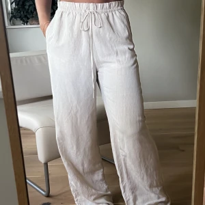Slutsålda Linnebyxor HM - Säljer mina ljusbeige linnebyxor från HM! Storlek S men är justerbara så funkar även för M. Använda 1 gång 🌸