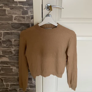 Figursydd långärmad i beige färg - Köpt på pull&bear i Paris för 19€, säljer för 49kr.   I fint skick. Materialet är tunt och mjukt. 
