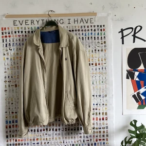 Beige jacka - Beige tunn jacka, lätt sliten i ärmarna och i botten av jackan men gott skick utöver det. Handlad second hand men jag har knappt använt den. :)