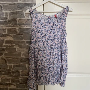 Blommig klänning  - Blommig klänning/strandklänning.   Köpt för 399kr, säljer för 39kr. 