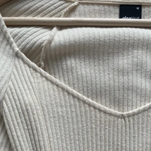 Topp - Beige topp från Gina tricot. Oanvänd i storlek M. Den är mer beige i verkligheten.
