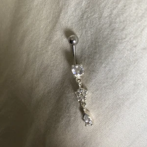 Navelpiercing  - Oanvänd navelpiercing i kirurgiskt stål!