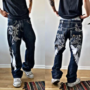 Your Local Dealer jeans - Ett par baggy vintage svarta YLD  jeans i riktigt fint skick. Inga hål eller slitage på benen eller vid benöppningen. Riktigt snygga och sköna, inte för tungt material. Midjemått 39 cm 💥