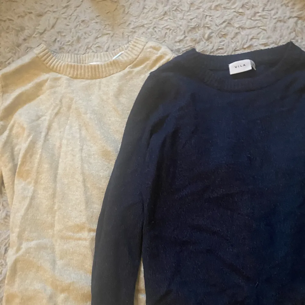 Säljer dessa 2 vila tröjor då jag inte andvänder dom längre, den beiga har ett litet hål i sig men syns inte när man har på sig den och är lätt att sy igen. Ny pris tror jag är 250 eller 300 båda är i xs! Köpare står för frakt. Stickat.