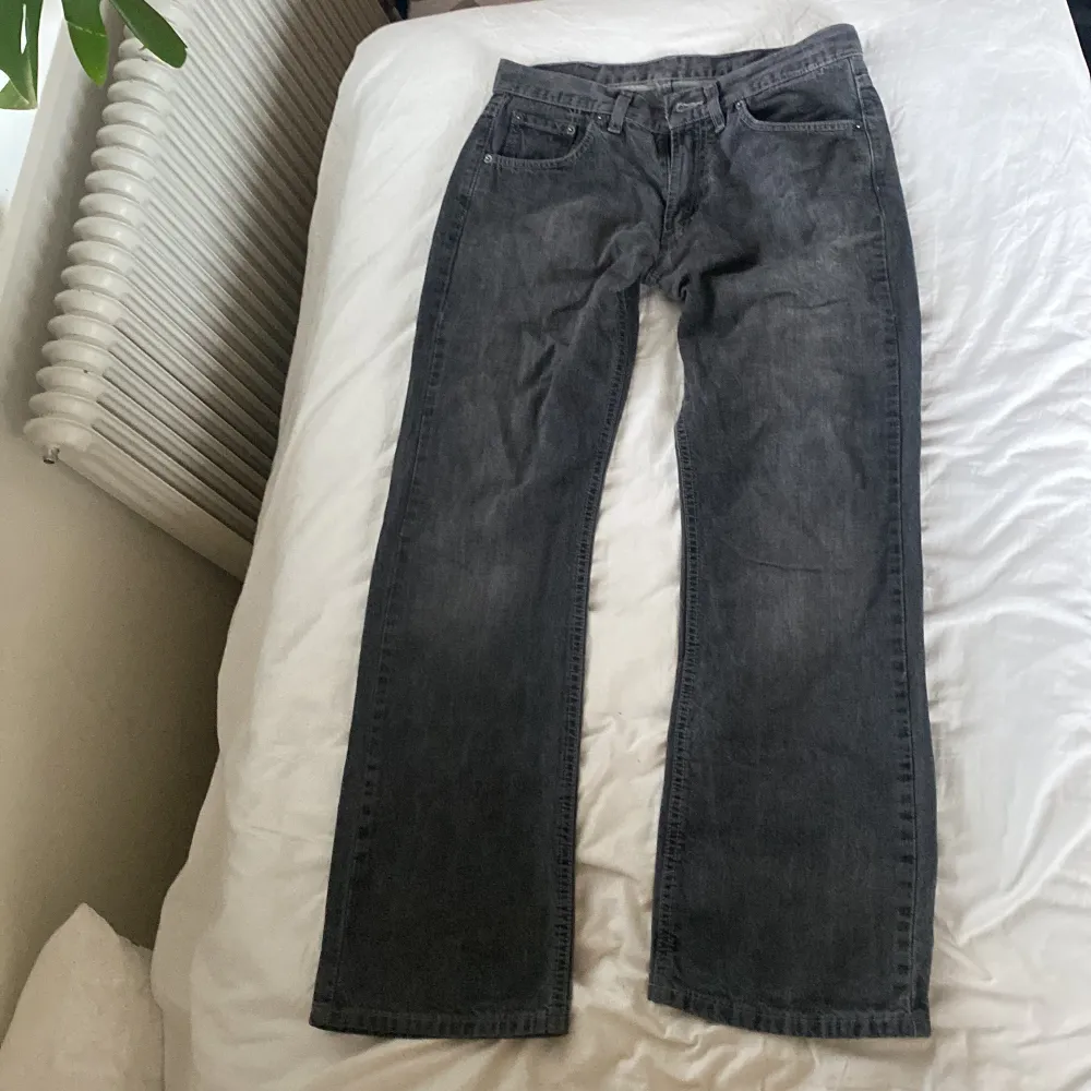 Lågmidjade svarta/grå jeans i bootcut-Modell. Tryck inte på ”köp knappen”!  Skriv till mig ist. Jeans & Byxor.