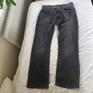 Lågmidjade svarta/grå jeans i bootcut-Modell. Tryck inte på ”köp knappen”!  Skriv till mig ist